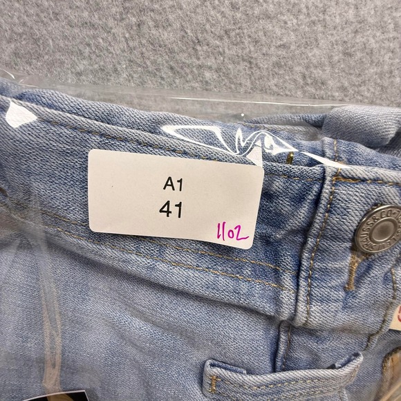 Levis Mid Length Shorts Women 29 Light Wash Excellent Cuffed Denim Jean 4 Inseam - Picture 10 of 10